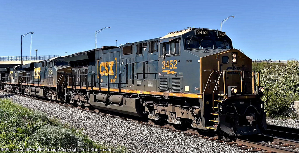 CSX 3452 leads B158.